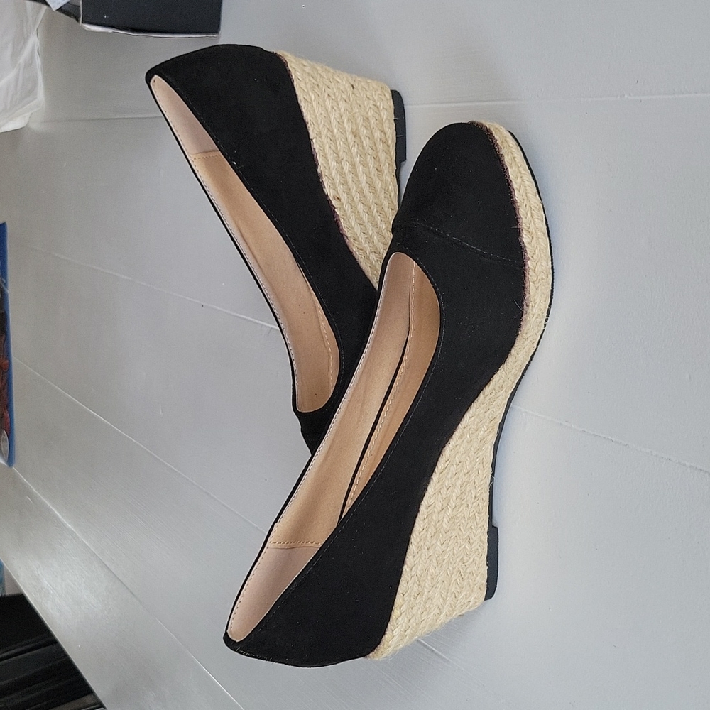 Black wedges